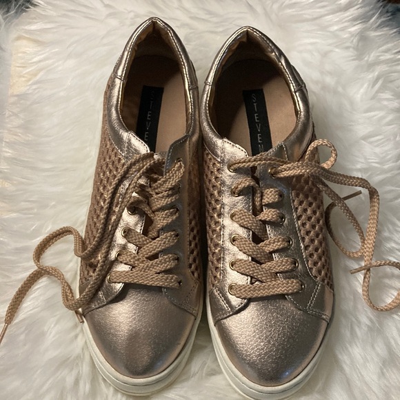 Steven By Steve Madden Shoes - Women’s Steve Madden rose gold sneakers